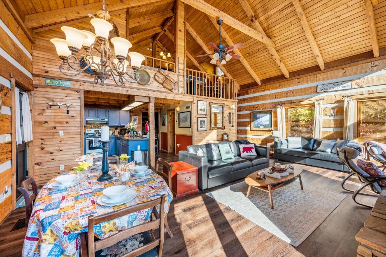 Barenberg Cabin - Secluded Unobstructed Panoramic Smoky Mountains View With Two Master Suites, Loft Game Room, And Hot Tub Gatlinburg Luaran gambar