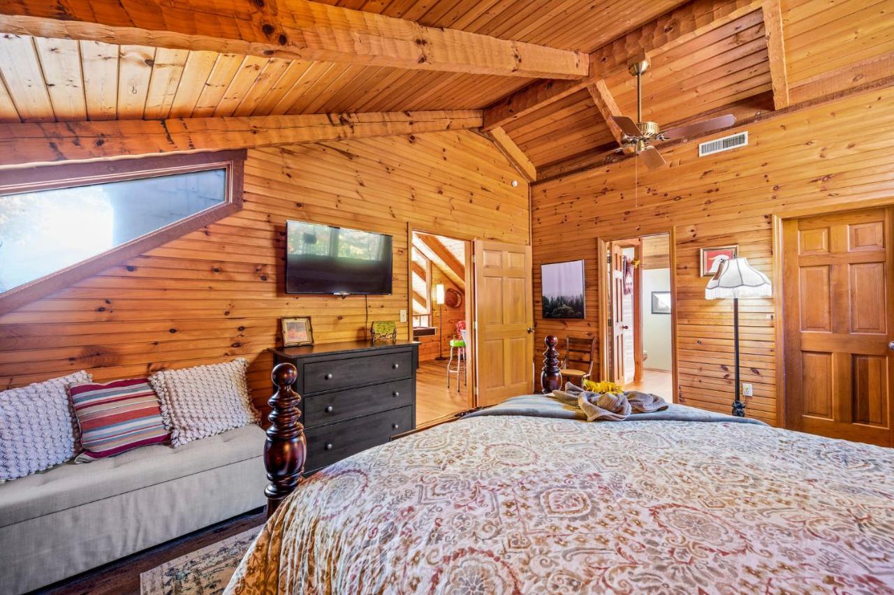 Barenberg Cabin - Secluded Unobstructed Panoramic Smoky Mountains View With Two Master Suites, Loft Game Room, And Hot Tub Gatlinburg Luaran gambar